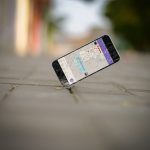 zderzenie smartfona z chodnikiem